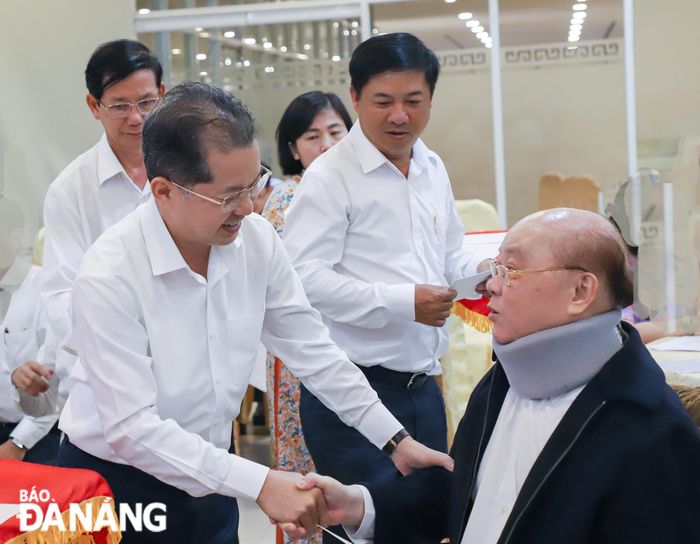 Bí thư Thành ủy Nguyễn Văn Quảng tặng quà cho các đồng chí nguyên Đặc Khu ủy viên Đặc Khu ủy Quảng Đà, Tỉnh ủy viên Tỉnh ủy Quảng Nam thời kỳ kháng chiến chống Mỹ. Ảnh: NGỌC PHÚ