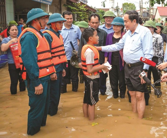 Chủ tịch Quốc hội Trần Thanh Mẫn, Phó Chủ tịch - Tổng Thư ký UBTƯ MTTQ Việt Nam Nguyễn Thị Thu Hà tới thăm, động viên và kiểm tra tình hình công tác chỉ đạo khắc phục thiệt hại do bão số 3 và mưa lũ sau bão trên địa bàn tỉnh Thái Nguyên (tháng 9/2024). Ảnh: Quochoi.vn.