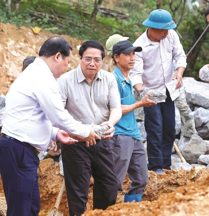 Thủ tướng Phạm Minh Chính chung tay dựng móng nhà cho ông Xa Văn Vọng, xã Cao Sơn, huyện Đà Bắc, tỉnh Hòa Bình nhân lễ phát động Phong trào thi đua cả nước chung tay "xóa nhà tạm, nhà dột nát" trong năm 2025 (tháng 4/2024). Ảnh: Nhật Bắc.