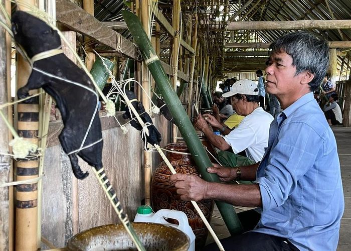  Người dân làng Kon Ktonh chuẩn bị vật lễ trước khi thực hiện các phần nghi lễ Tết ăn con dúi của cộng đồng làng. Ảnh: M.N