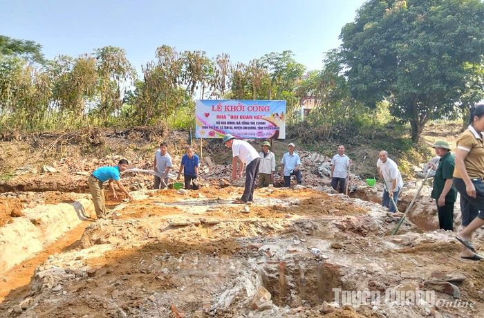 Ủy ban MTTQ Việt Nam xã Tam Đa (Sơn Dương) phối hợp khởi công xây dựng nhà đại đoàn kết cho gia đình bà Tống Thị Chinh.
