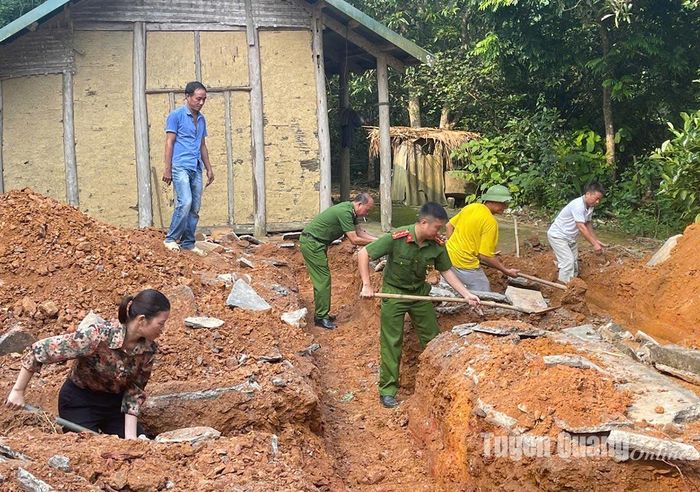 Lãnh đạo, cán bộ, công chức xã Tứ Quận (Yên Sơn) hỗ trợ gia đình ông Nguyễn Văn Bình, thôn Hồng Quân làm móng nhà.