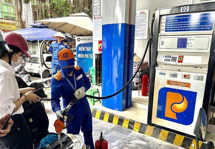 Gỡ "nút thắt" trong hoạt động kinh doanh xăng dầu. Ảnh: Hải Anh
