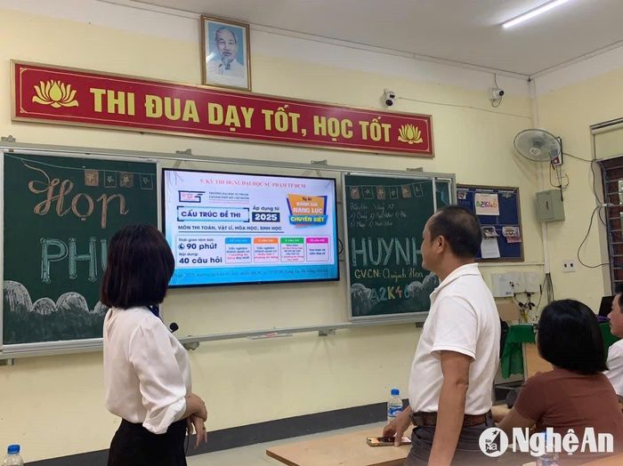 Trường THPT Lê Viết Thuật tư vấn về các kỳ thi mới tại Kỳ họp phụ huynh đầu năm. Ảnh: Mỹ Hà