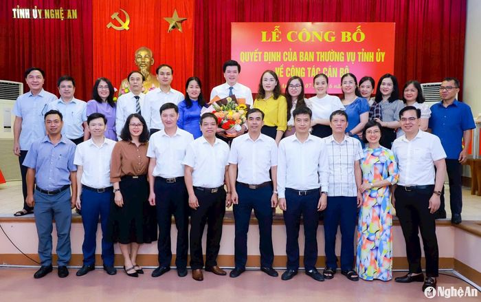 Lãnh đạo, cán bộ Văn phòng Tỉnh ủy chụp ảnh lưu niệm. Ảnh: Thành Duy