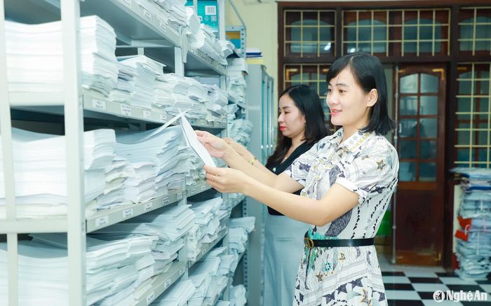 Công chức Văn phòng Tỉnh ủy thực hiện công tác văn thư. Ảnh: Thành Duy