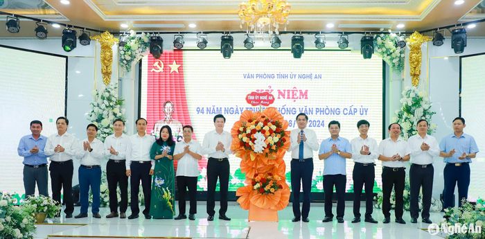 Đồng chí Hoàng Nghĩa Hiếu - Phó Bí thư Thường trực Tỉnh ủy tặng hoa chúc mừng Văn phòng Tỉnh ủy, Văn phòng cấp ủy cấp huyện và tương đương nhân kỷ niệm 94 năm ngày truyền thống Văn phòng cấp ủy (18/10/1930 - 18/10/2024). Ảnh: Thành Duy