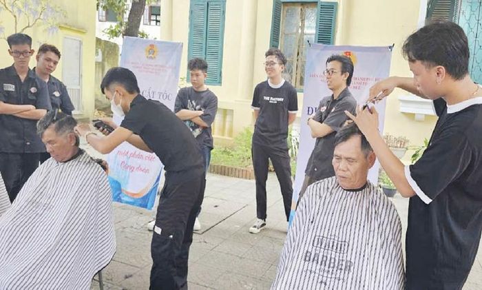  Thành viên Nghiệp đoàn ngành Tóc cắt tóc miễn phí cho người lao động