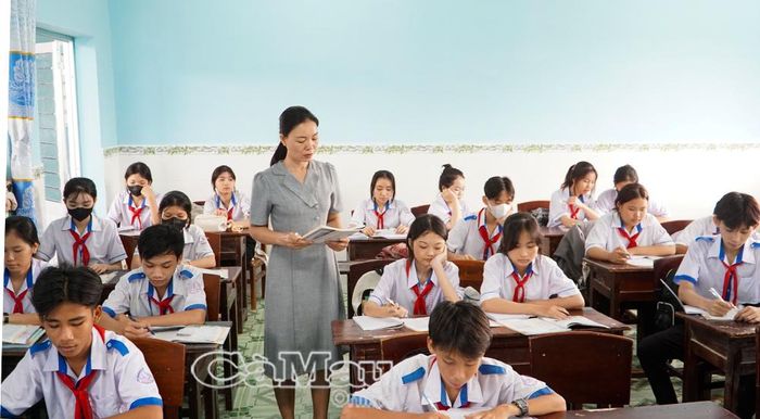 Giáo viên cũng là một ngành nghề đặc thù, chính sách, chế độ đãi ngộ tương xứng, phù hợp sẽ tạo điều kiện để giáo viên yên tâm công tác, cống hiến cho giáo dục. (Ảnh minh họa: Giờ học của cô trò Trường THCS Biển Bạch Đông, xã Biển Bạch Đông, huyện Thới Bình)