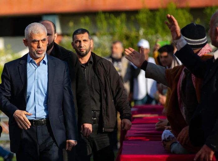 Ông Yahya Sinwar, thủ lĩnh Hamas, chào khán giả tại lễ hội Ngày Quds Quốc tế ở Thành phố Gaza năm 2023. Ảnh: New York Times.