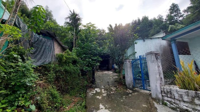Các hộ dân nằm bên miệng cống dưới đường cao tốc La Sơn - Hòa Liên, gần trung tâm xã Hòa Bắc thuộc diện di dời nhiều năm nay, nhưng chưa có nơi TĐC.