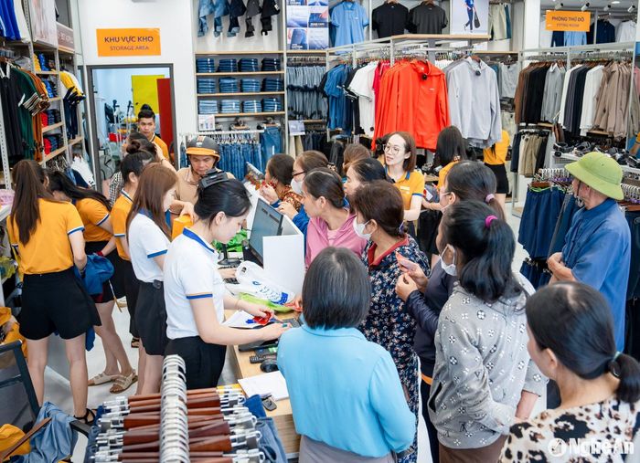 Thời điểm giao mùa, áo quần thu đông cũng là món đồ được nhiều người lựa chọn làm quà tặng. Ảnh: T.P