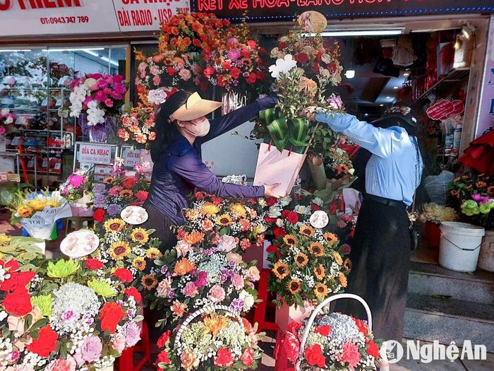 Sức mua hoa tươi năm nay yếu, thị trường hoa tươi kém sôi động. Ảnh: T.P