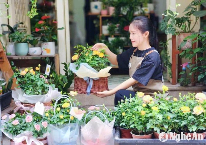 Đa dạng các loại hoa tươi, từ lẵng, giỏ, bó đến trồng chậu, giá cả cũng không quá đắt đỏ so với ngày thường. Ảnh: T.P