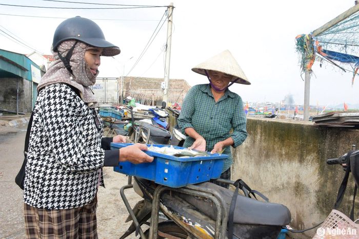 Nhiều người nhanh nhạy hơn thì lấy cá tại bến đi bán ở các chợ dân sinh trong tỉnh, kiếm thêm “đồng ra, đồng vào”. Ảnh: T.P