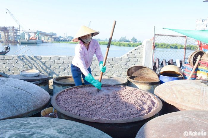 Có rất nhiều chị em năng động, mạnh dạn làm chủ các cơ sở chế biến hải sản khô, nước mắm, ruốc… tạo việc làm cho nhiều lao động địa phương. Ảnh: T.P