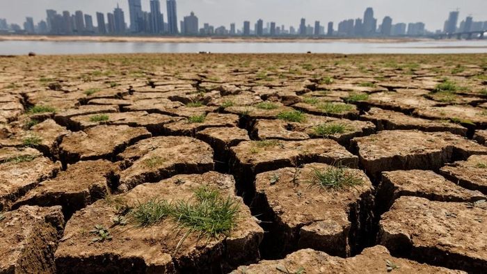 Lòng sông khô cạn trong đợt hạn hán ở tỉnh Giang Tây (Trung Quốc) năm 2022. Ảnh: Reuters