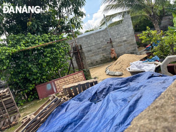 Vật liệu xây dựng, gỗ vụn… nằm ngổn ngang bên trong công trình trái phép. ẢNH: K.N