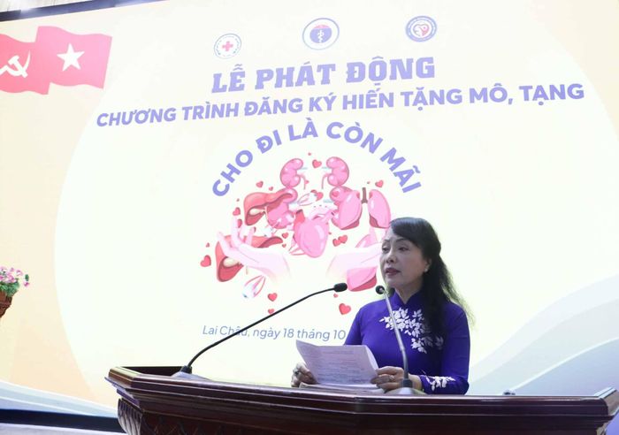 Phó Giáo sư, Tiến sĩ Nguyễn Thị Kim Tiến - Chủ tịch Hội vận động hiến mô, bộ phận cơ thể người Việt Nam phát biểu tại buổi lễ.