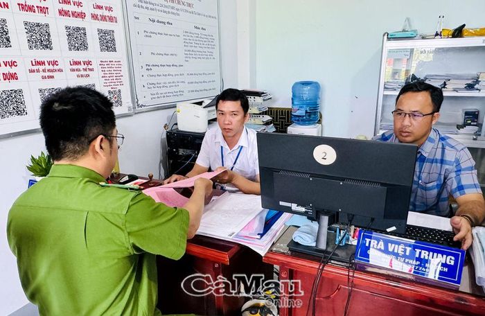 Cán bộ tại Bộ phận tiếp nhận và trả kết quả luôn ân cần tiếp đón, hướng dẫn nhiệt tình cho người dân.
