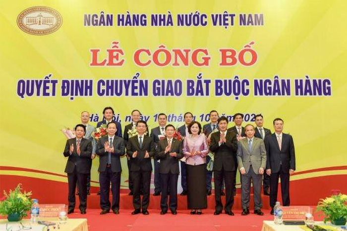 Các đại biểu tại Lễ công bố Quyết định chuyển giao bắt buộc ngân hàng. Ảnh: NHNN