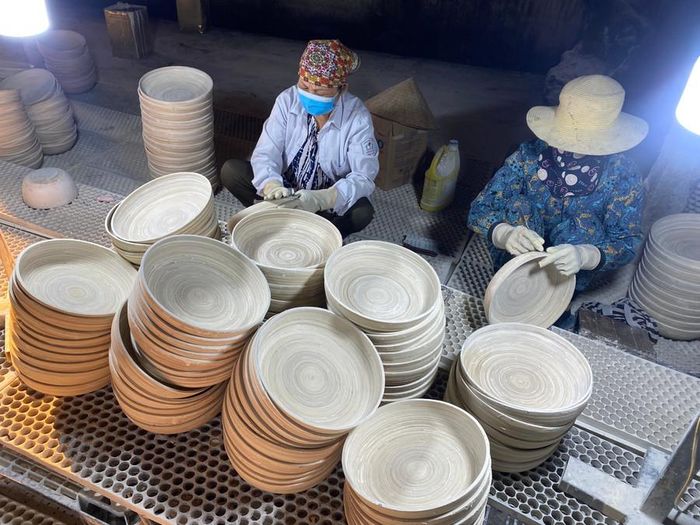 Công đoạn mài sản phẩm trong quy trình làm hàng chắp (trên chất liệu mây, tre, nứa...). 