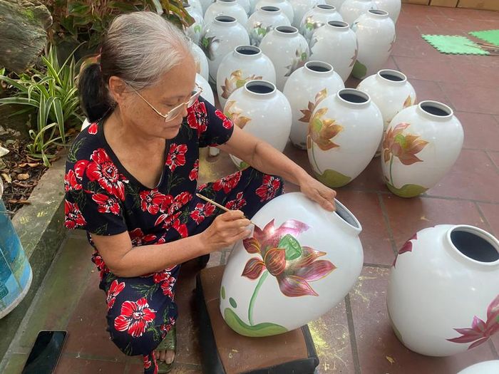  Trang trí họa tiết cho sản phẩm cần người thợ có tay nghề cao và có năng khiếu về hội họa. 