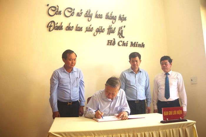 Tổng Bí thư, Chủ tịch nước Tô Lâm ghi lưu bút vào sổ lưu niệm tại Đền thờ Bác Hồ trên huyện đảo Cồn Cỏ. Ảnh: Viết Lam