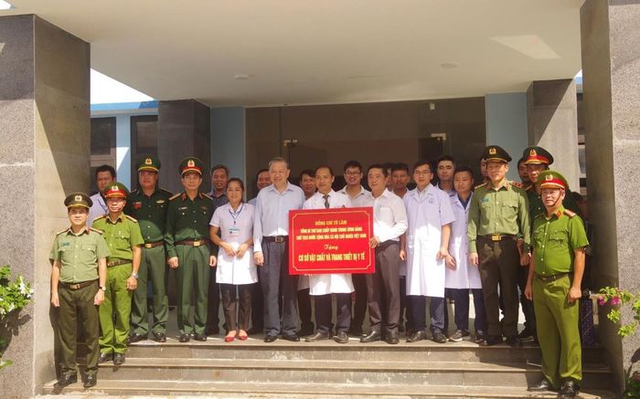 Tổng Bí thư, Chủ tịch nước Tô Lâm trao tặng cơ sở vật chất, trang thiết bị cho Trung tâm Y tế quân dân y huyện đảo Cồn Cỏ. Ảnh: Viết Lam