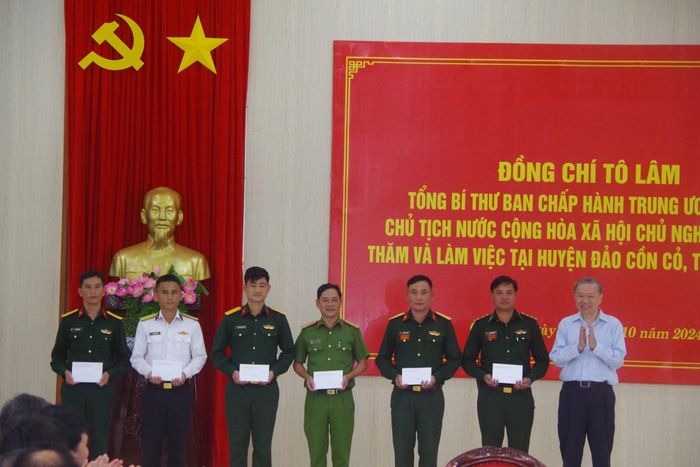 Tổng Bí thư, Chủ tịch nước Tô Lâm tặng quà các đơn vị lực lượng vũ trang thực hiện nhiệm vụ trên đảo. Ảnh: Viết Lam