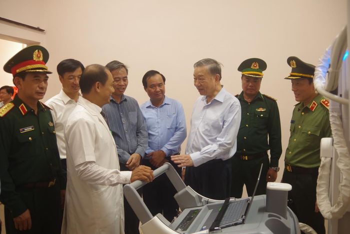 Tổng Bí thư, Chủ tịch nước Tô Lâm động viên đội ngũ y, bác sĩ đang công tác tại Trung tâm Y tế quân dân y huyện đảo Cồn Cỏ. Ảnh: Viết Lam