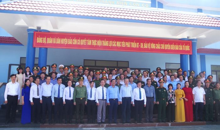 Tổng Bí thư, Chủ tịch nước cùng đoàn công tác chụp ảnh lưu niệm với cán bộ chính quyền và các đơn vị lực lượng vũ trang huyện đảo Cồn Cỏ. Ảnh: Viết Lam