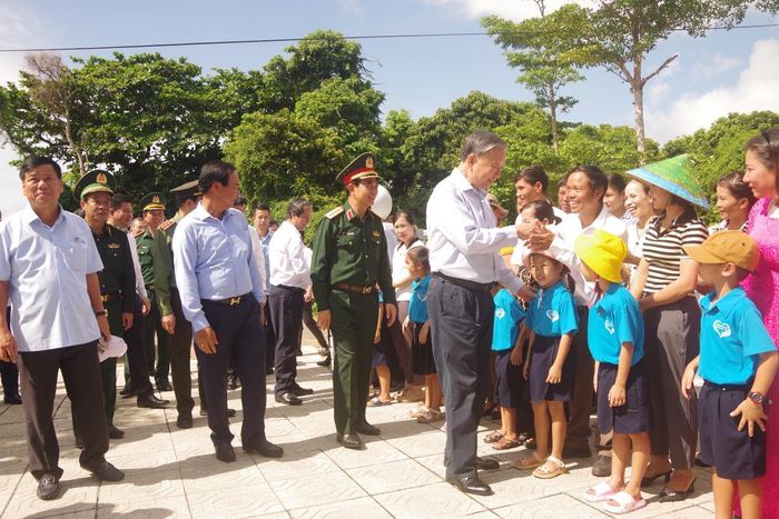 Tổng Bí thư, Chủ tịch nước Tô Lâm ân cần thăm hỏi người dân sinh sống trên huyện đảo. Ảnh: Viết Lam