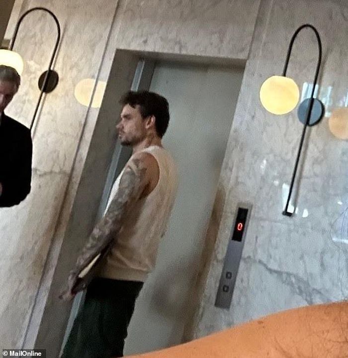 Liam Payne được nhìn thấy ở sảnh khách sạn, ngày anh rơi xuống từ ban công tầng 3 tử vong. Ảnh: Dailymail. 