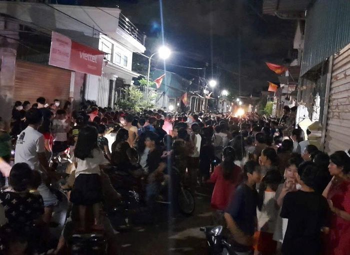 Hàng trăm người dân bao vây trước cổng nhà bà Trần Thị Hoan tối 18/10. Ảnh: Tiến Hùng