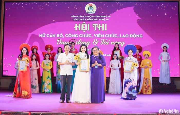 Các đồng chí: Hoàng Văn Nhiên - Phó Bí thư Thường trực Đảng ủy Khối Các cơ quan tỉnh và Đào Thị Thanh Mai - Phó Chủ tịch Công đoàn Viên chức Nghệ An, Trưởng Ban tổ chức Hội thi trao giải Hoa khôi cho thí sinh Trần Hà Trang (Sở Tài chính Nghệ An). Ảnh: Mai Hoa