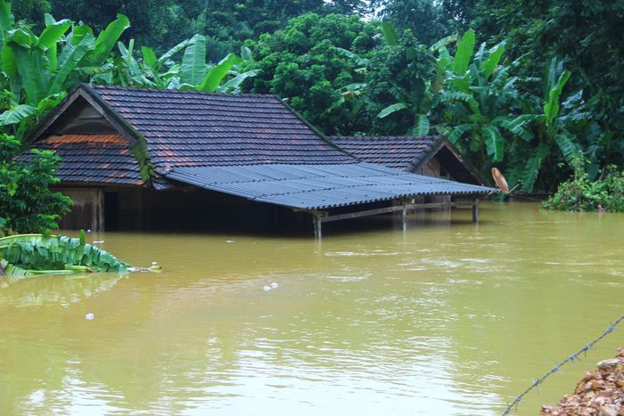Trận lũ cuối tháng 9/2023 trên địa bàn huyện Quỳ Châu khiến 1 người chết, hàng ngàn ngôi nhà bị ngập, hư hỏng, nhiều công trình, diện tích hoa màu bị tàn phá, thiệt hại gần 200 tỷ đồng. Ảnh tư liệu: Hoài Thu