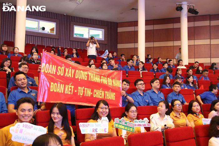 Cổ động viên nhiệt tình cổ vũ. Ảnh: T. HUY