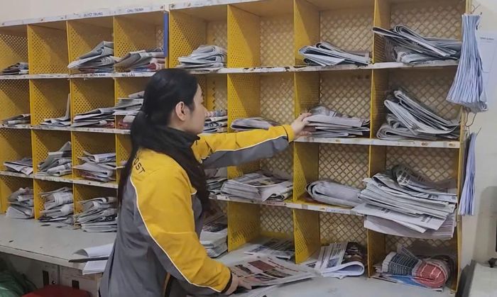 Nhân viên Bưu điện tỉnh phân loại báo, bưu phẩm.