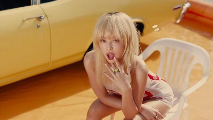 Một cảnh trong MV "Mantra"