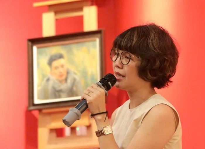 Nhà văn Đỗ Bích Thúy nghẹn ngào chia sẻ về Nguyễn Anh Vũ tại lễ ra mắt sách. Ảnh: K.M