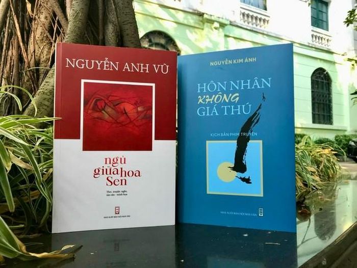 Bộ sách của 2 cha con: “Hôn nhân không giá thú” của Nguyễn Kim Ánh và “Ngủ giữa hoa sen” của Nguyễn Anh Vũ