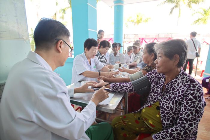  Khám bệnh miễn phí cho ngư dân 