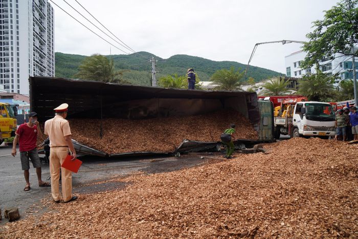 Lực lượng công an khám nghiệm hiện trường vụ tai nạn giao thông vào trưa cùng ngày. Ảnh: NGỌC OAI