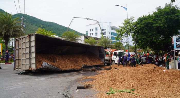 Lực lượng chức năng đang khắc phục hiện trường vụ tai nạn vào trưa cùng ngày. Ảnh: NGỌC OAI