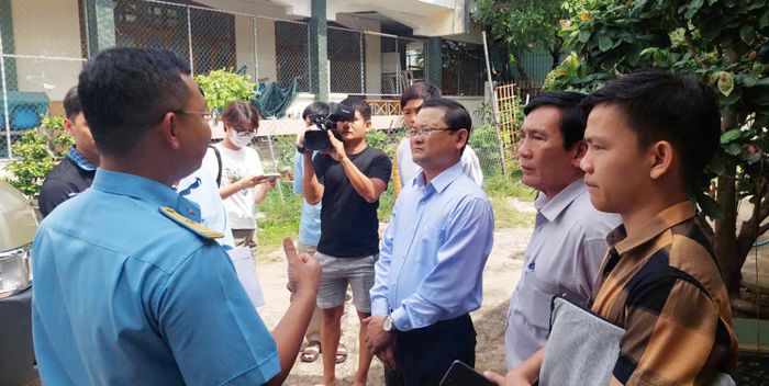 Ông Nguyễn Tự Công Hoàng, Phó Chủ tịch UBND tỉnh Bình Định thăm hỏi gia đình nạn nhân. Ảnh: XUÂN HUYÊN