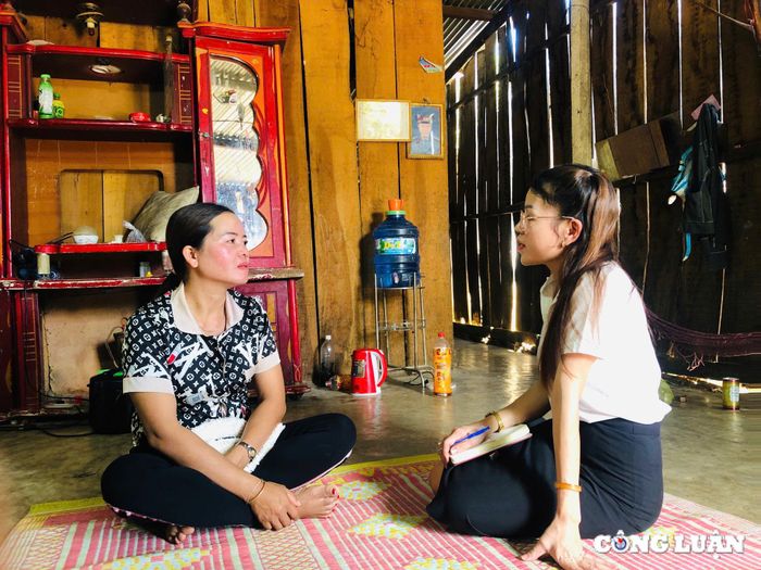  Chị Y Diêu (bên trái) kể về bi kịch của gia đình khi người chồng dính vào ma túy 