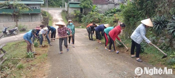 Bà con nông dân các huyện miền núi Nghệ An vệ sinh thôn, xóm. Ảnh: Văn Trường