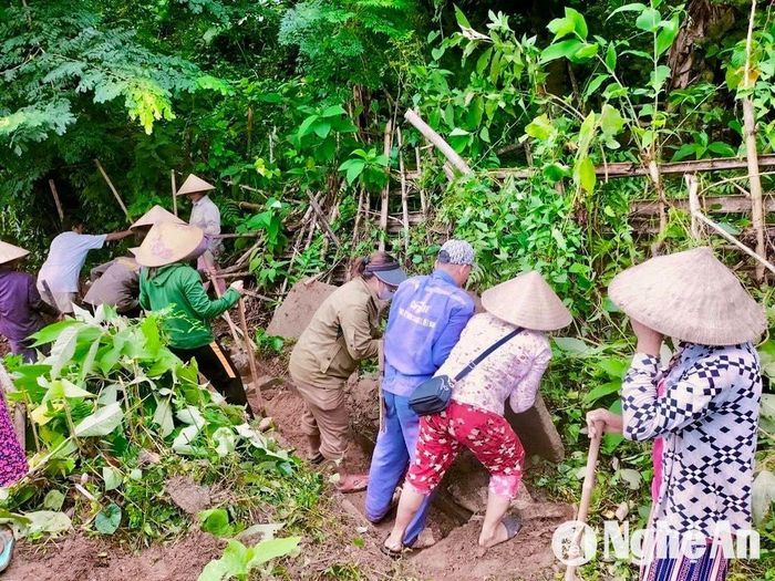 Bà con huyện Tương Dương tu sửa các công trình thủy lợi hư hỏng. Ảnh: Văn Trường