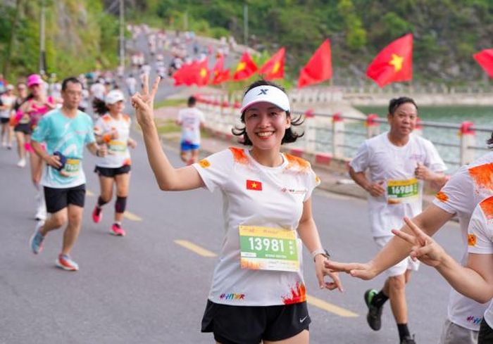 Giải chạy được tổ chức trên cung đường ven biển tuyệt đẹp của Cát Bà.